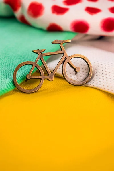 Renkli bir Fransa turunda altın bisiklet broşu.