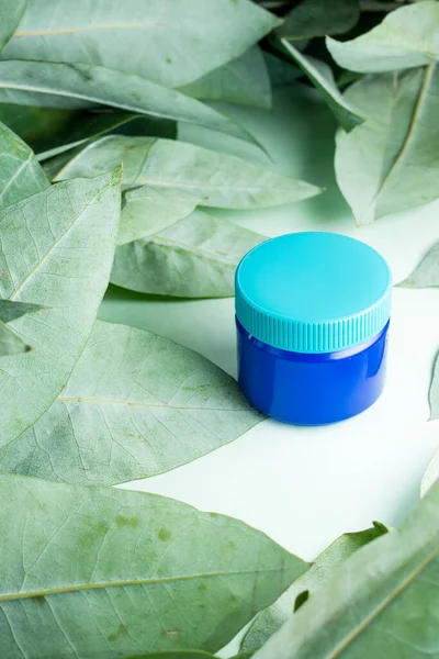 Okaliptüs yaprakları ve cilt kremi