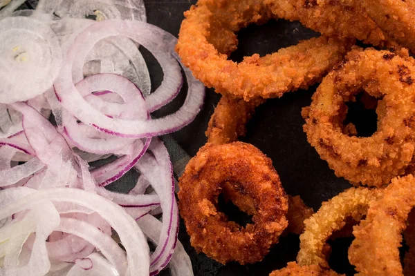 Some Fried Onion Rings Onion Slices Purple Onions Black Wooden — Foto de Stock