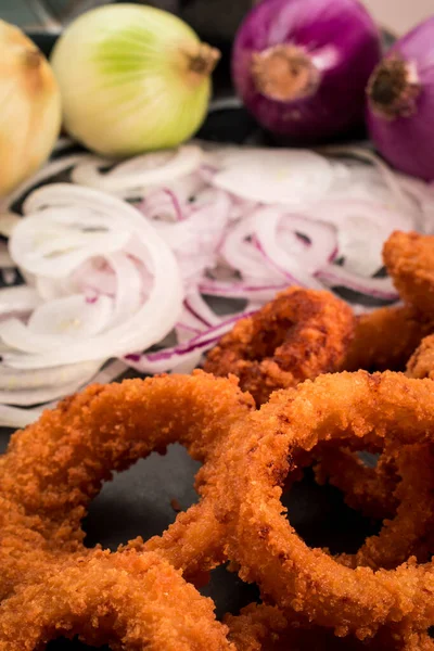 Some Fried Onion Rings Onion Slices Purple Onions Black Wooden — Foto de Stock