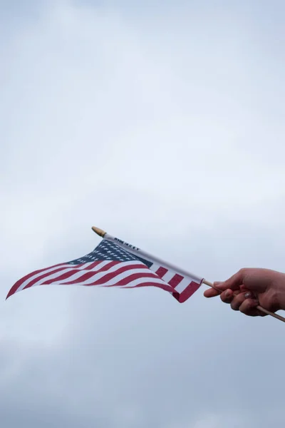 Hand Trägt Einen Roten Pullover Und Schwenkt Eine Usa Flagge — Stockfoto