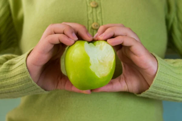 Woman Wearing Green Sweater Holding Green Apple Her Hands — Stock Photo, Image