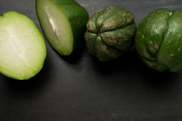 Siyah Ahşap Masada Taze Yeşil Geleneksel Latin Meyvesi — Stok fotoğraf
