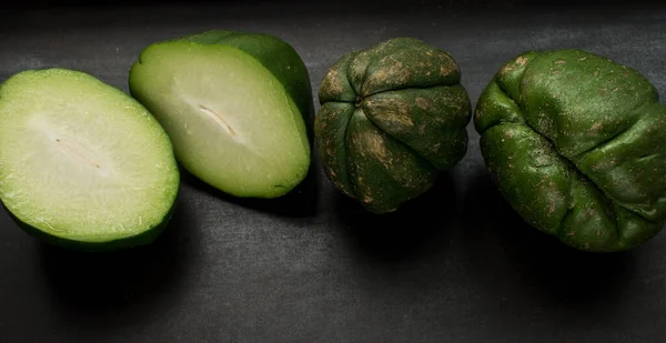Frutta Fresca Verde Tradizionale Latina Sul Tavolo Legno Nero — Foto Stock