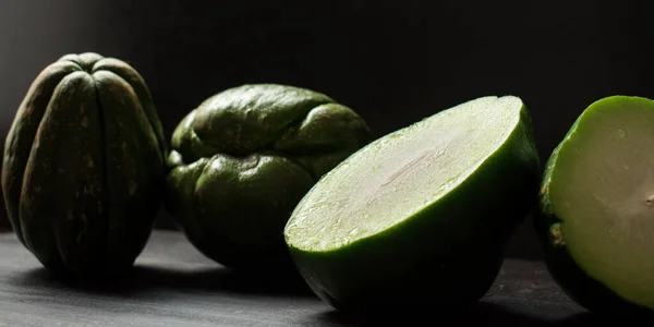 Siyah Ahşap Masada Taze Yeşil Geleneksel Latin Meyvesi — Stok fotoğraf