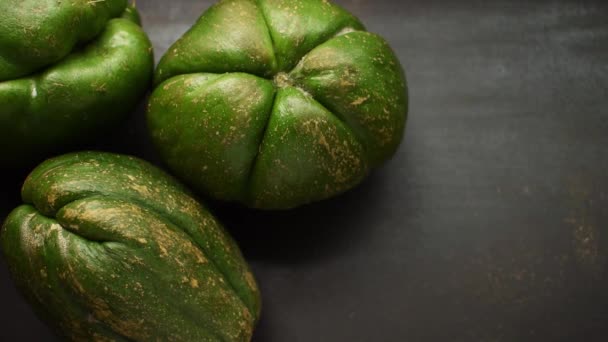Prise Main Fruit Latin Traditionnel Vert Frais Sur Une Table — Video