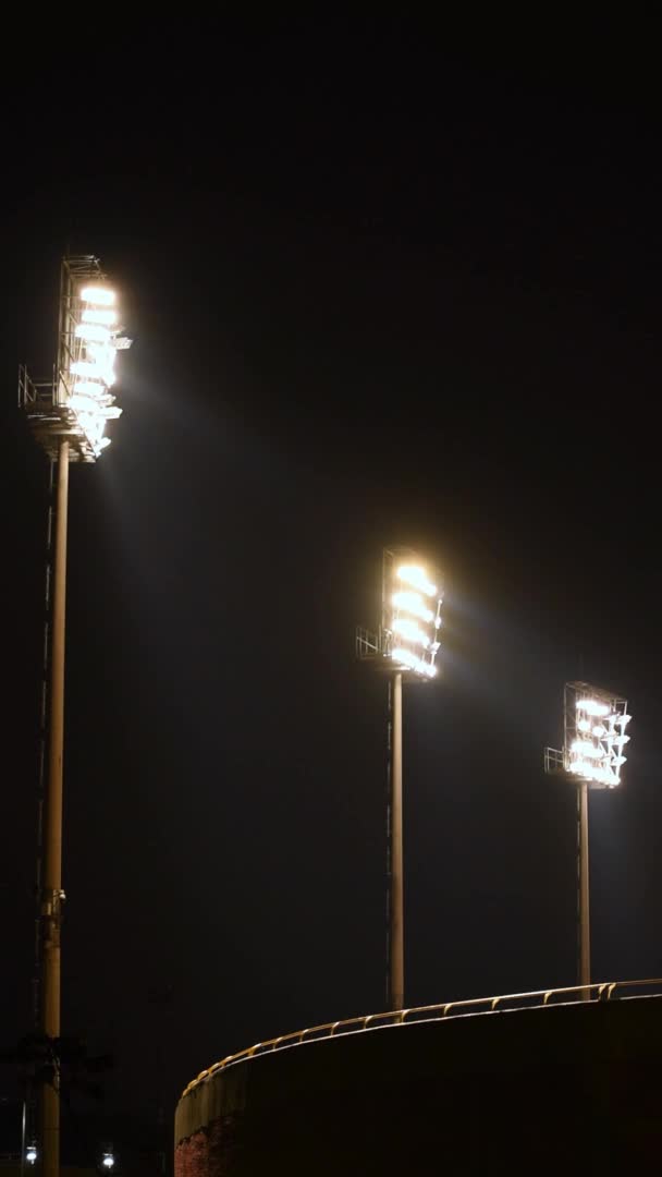 Vídeo Vertical Las Luces Del Estadio Encendidas Bajo Lluvia Noche — Vídeo de stock