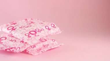Pembe arka planda kadın sembolü olan hijyenik bir peçete.