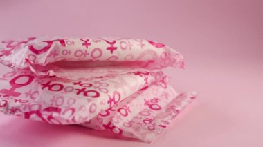 Pembe arka planda kadın sembolü olan hijyenik bir peçete.