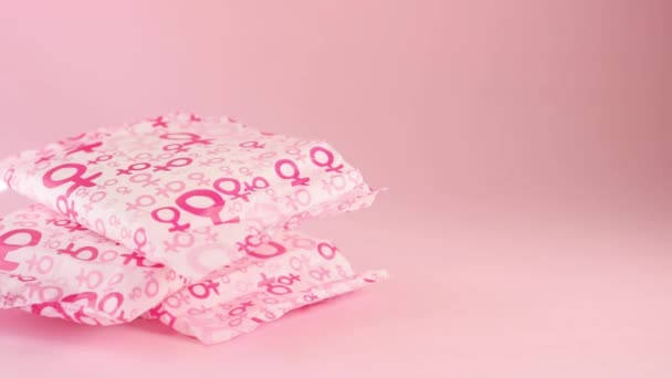 Ruka Uvedení Hygienický Ubrousek Symbolem Ženy Růžovém Pozadí — Stock video