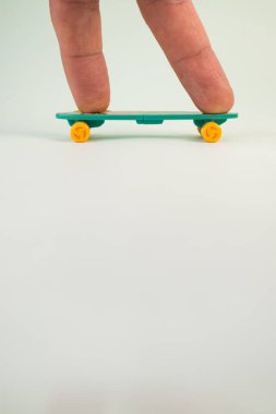 Yeşil arka planda parmak tahtası yuvarlanıyor