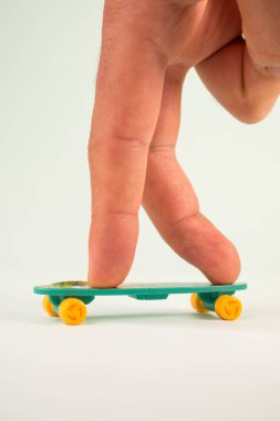 Yeşil arka planda parmak tahtası yuvarlanıyor