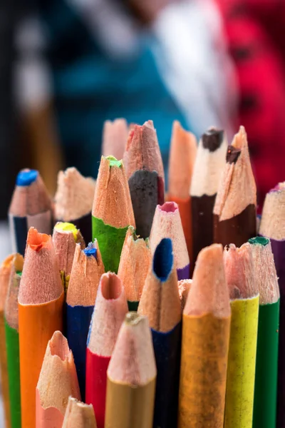 Kırık renkli kalemleri kapatın.