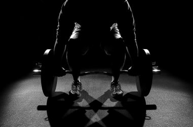 erkek deadlift siyah ve beyaz