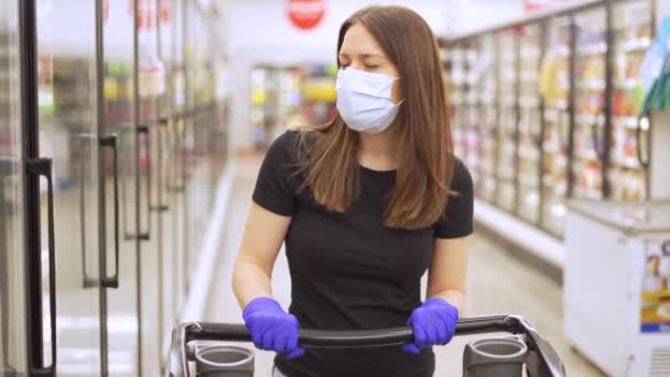Γυναίκα Ψώνια Στο Παντοπωλείο Για Τρόφιμα Ενώ Φορώντας Μαπ Και — Αρχείο Βίντεο