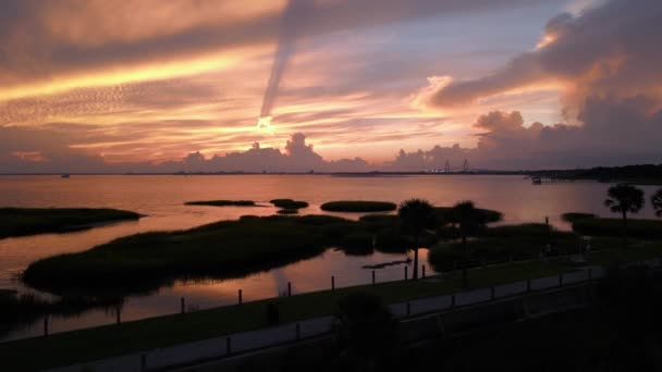 Lado Moviéndose Sobre Puente Silueta Silueta Hermosa Puesta Sol Sobre — Vídeo de stock