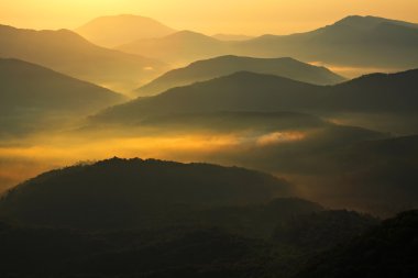 Sabah sis kuzeybatı Kafkasya düşük dağlarda