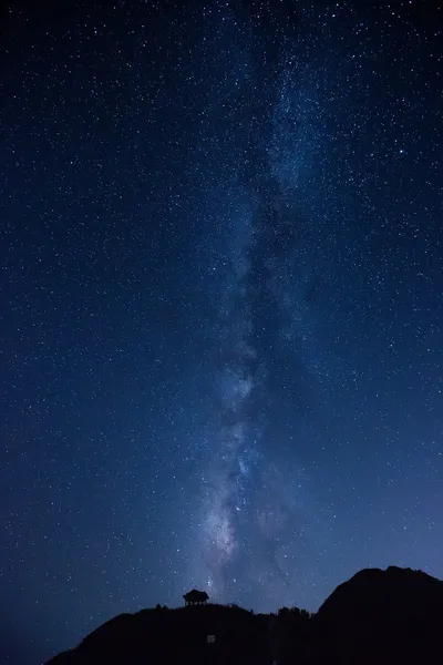 Via lattea oltre la montagna — Foto Stock