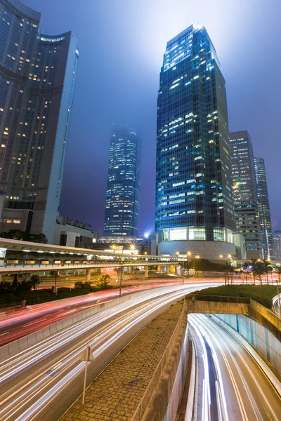 Hong kong affärsdistrikt på natten med ljus spår — Stockfoto