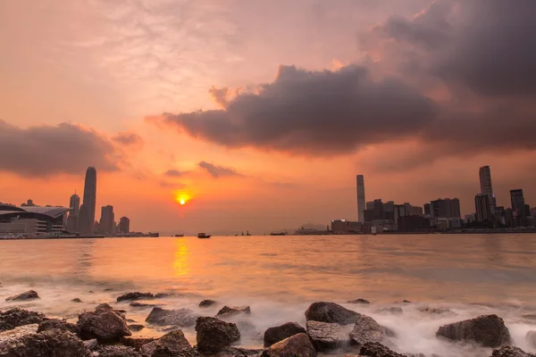 Zachód słońca na port Wiktorii hotel hong kong — Zdjęcie stockowe