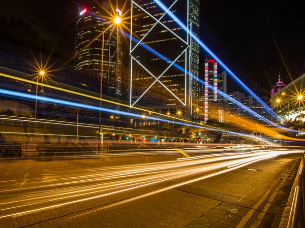 Hong kong affärsdistrikt på natten med ljus spår — Stockfoto