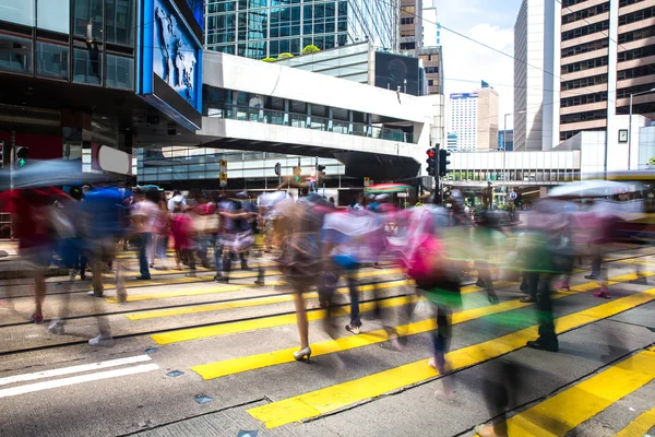 Voetgangers in midden van hong kong — Stockfoto