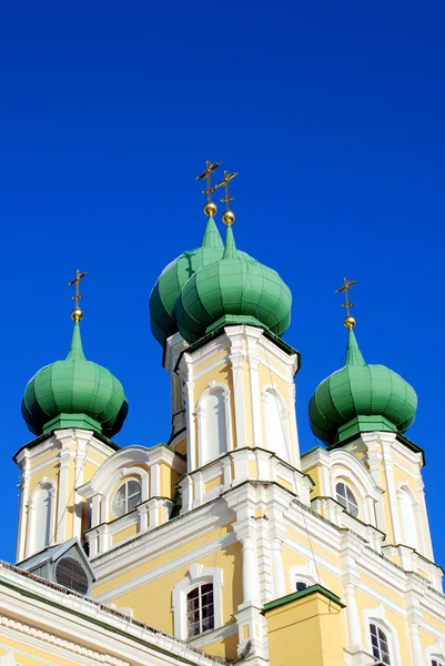 Green domes of Orthodox church against the blue sky — Stock Photo, Image