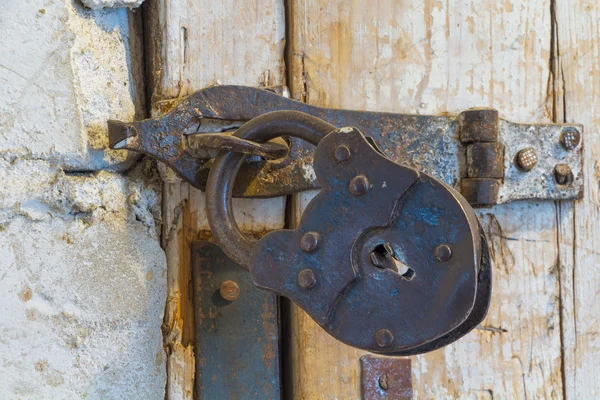 The forgotten door and old lock. — Stock Photo, Image