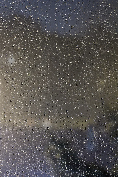 Chuva cai em uma janela — Fotografia de Stock