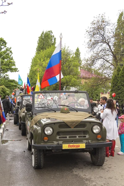 Road konvoj på parad i äran av segern i andra världe — Stockfoto