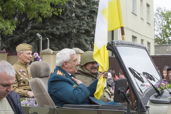 Veteranen aan boord de militaire auto op parade van de verjaardag-o — Stockfoto