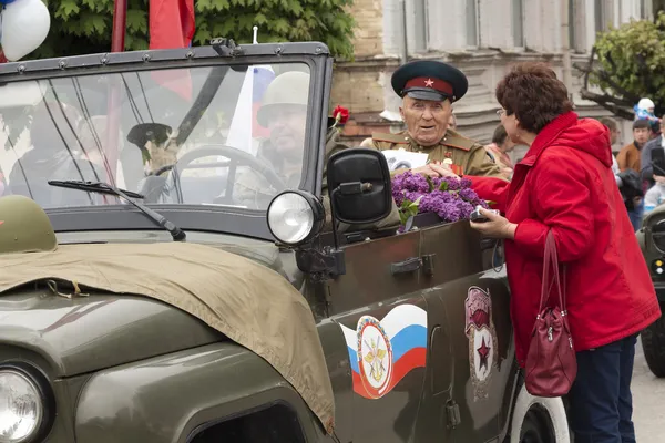 O veterano a bordo do carro militar em desfile em honra do 6 — Fotografia de Stock