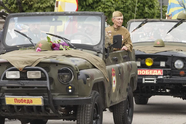 Veteranos a bordo do carro militar em desfile em honra do 69 — Fotografia de Stock