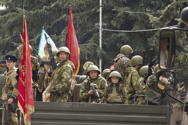 Юные бойцы военизированной колонны военной техники — стоковое фото