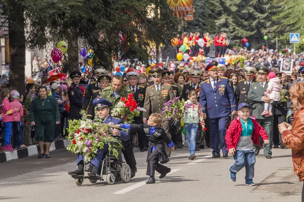 Plechtige processie van deelnemers aan acties op parade in hon — Stockfoto