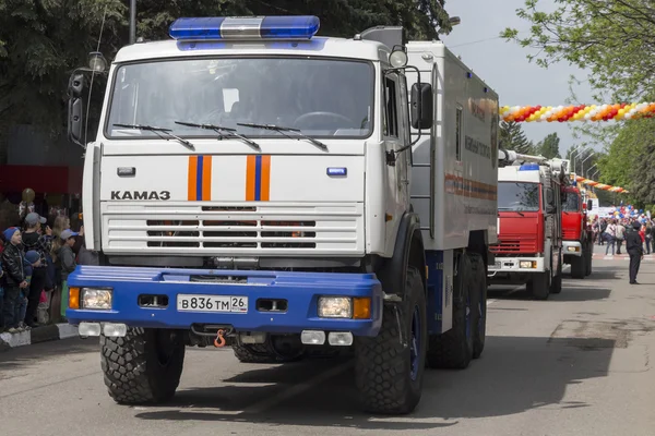 Bearbeta med maskin av mobila sjukhus av emercom av Ryssland på parad i — Stockfoto