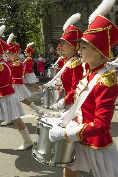 In de parade, gewijd aan de 69e verjaardag van de overwinning in — Stockfoto