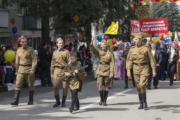 In plechtige processie naar de dag van de overwinning in de grote patrioti — Stockfoto