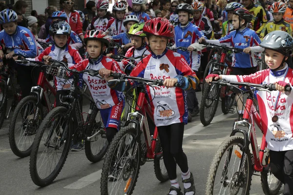 皮雅提哥 （俄罗斯） 在阅兵式上体校的骑自行车的小孩 — 图库照片