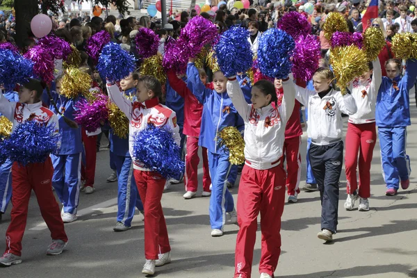 Girls from sports school of Pyatigorsk (Russia) on parade in hon — Stock Photo, Image