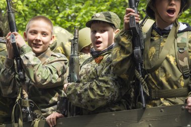 Pyatigorsk, Rusya Federasyonu - 9 Mayıs 2014: İkinci Dünya Savaşı zafer günü. Genç gunn