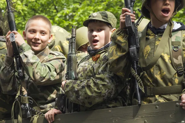 PYATIGORSK, RUSSIE - 9 MAI 2014 : Jour de la Victoire de la Seconde Guerre mondiale. Jeune gunn — Photo