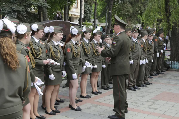 PYATIGORSK, RUSIA - 9 DE MAYO DE 2014: Una fila de niños y niñas en el —  Fotos de Stock