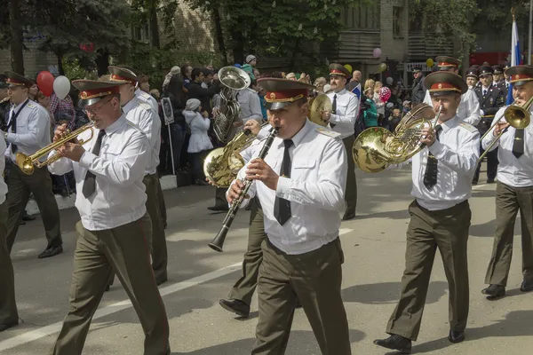 Pyatigorsk, Rusya Federasyonu - 9 Mayıs 2014: yürüyen askeri orkestra clo — Stok fotoğraf