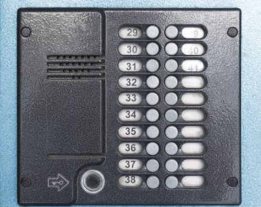 eski gri İnterkom üzerinde mavi bir metal kapı