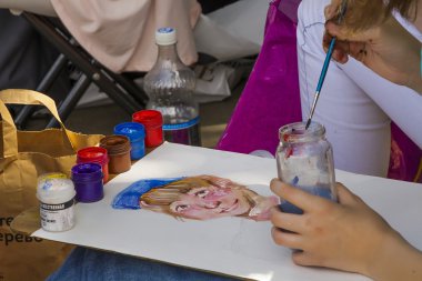 iş yerinde genç sanatçılar