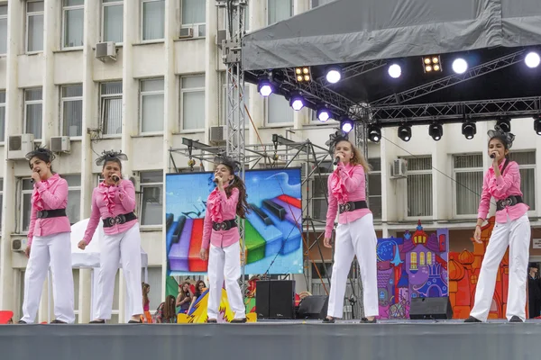 On stage singing a children's musical group (free concert) — Stock Photo, Image