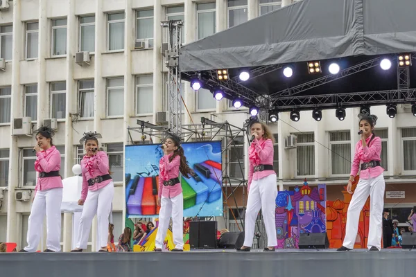Grupo musical infantil en el escenario — Foto de Stock
