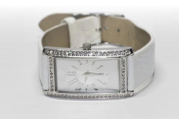 Biały zegarek na rękę dla kobiet z diamentami — Zdjęcie stockowe