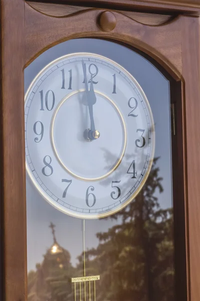 Houten klok in retro stijl met een reflectie — Stockfoto